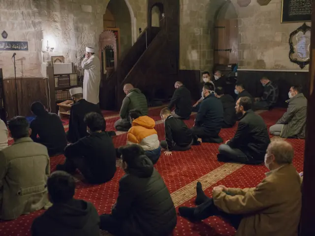 Reisu-l-ulema Islamske zajednice Srbije Sead Nasufović rekao je da su se vernici već prilagodili uslovima pandemije i da su obezbeđeni svi uslovi da se u džamijama i molitvenim prostorima ispoštuju mere.