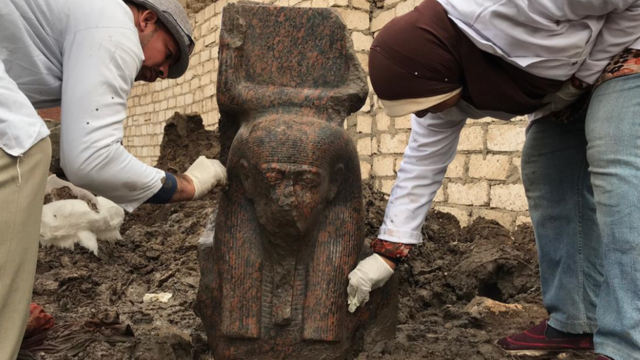 مصر تكشف عن تمثال نادر للملك رمسيس الثاني