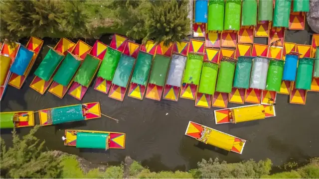 પુરાતત્ત્વીય પુરાવાઓ અને સ્પેનિશ સંસ્થાનવાદી લેખકોનાં વર્ણનો જણાવે છે કે જમીનની અછતની સમસ્યાના નિવારણ માટે એઝ્ટેક્સે ચિનમ્પાસ સ્વરૂપે એક અદભુત યોજના બનાવી હતી