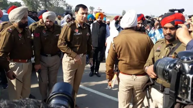 ఘటనా స్థలం వద్ద పోలీసులు