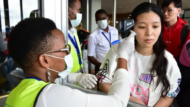 তানজানিয়ার বিমানবন্দরে চীন থেকে আগত যাত্রীদের স্বাস্থ্য পরীক্ষা করা হচ্ছে।