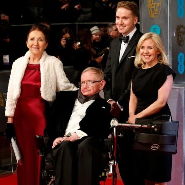 Hawking con su familia