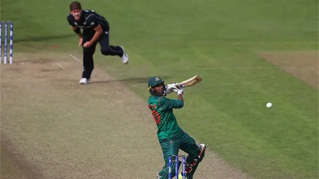 চেষ্টা করলেও বলটি মাহমুদউল্লাহর নাগালের বাইরে দিয়েই উড়ে যাচ্ছে