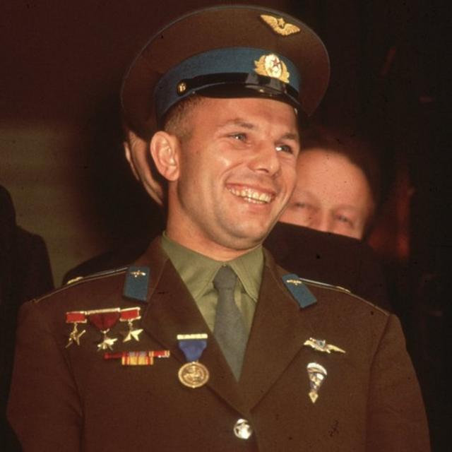 Yuri Gagarin sonriendo.