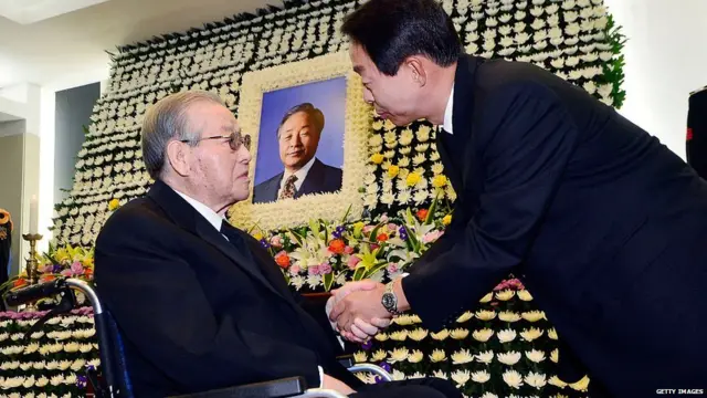 Kim Jong-Pil (L) consoles Kim Hyun-Chul (R), son of the late former South Korean president Kim Young-Sam, at a memorial altar