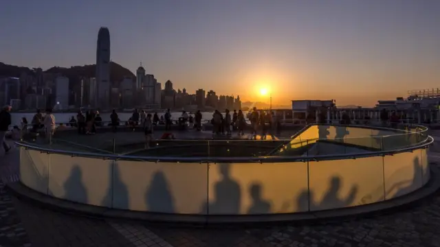 从香港九龙尖沙咀海旁拍摄夕阳(12/3/2024)
