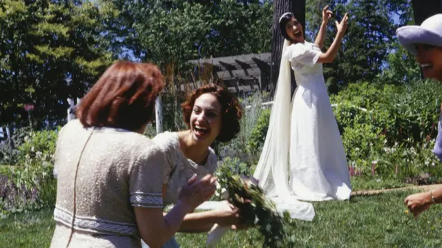 Невеста кидает букет