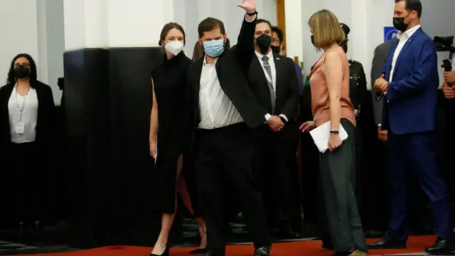 Karamanos y Boric en la ceremonia de reconocimiento de su triunfo en las elecciones presidenciales chilenas.