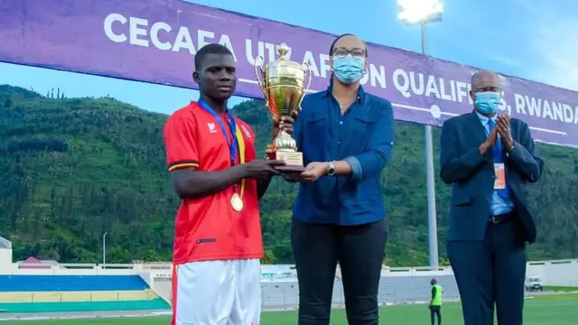 Igikombe cyatanzwe na Minisitiri w'imikino Aurore Mimosa Munyangaju