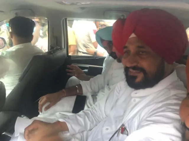 అమరీందర్ సింగ్ ప్రభుత్వంలో చరణ్జిత్ సింగ్ చన్నీ మంత్రిగా పని చేశారు.