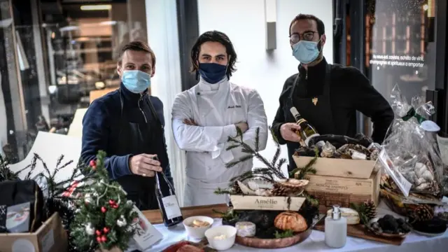 فرانس کے شہر پیرس میں دکاندار کرسمس کی مناسبت سے سٹال سجائے گاہکوں کے منتظر ہیں۔