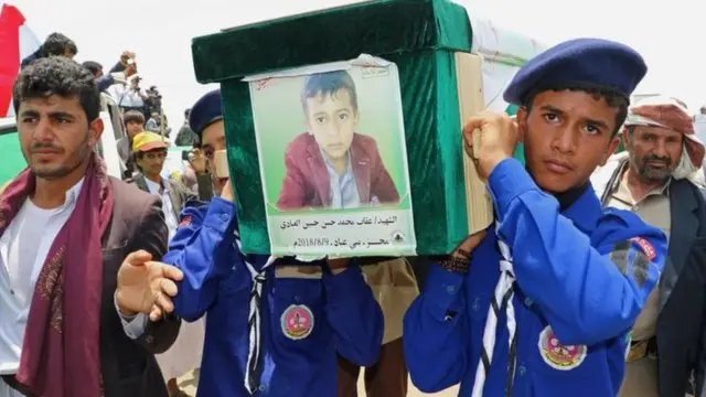 폭격으로 숨진 대부분의 아이들의 나이는 10~13세였다