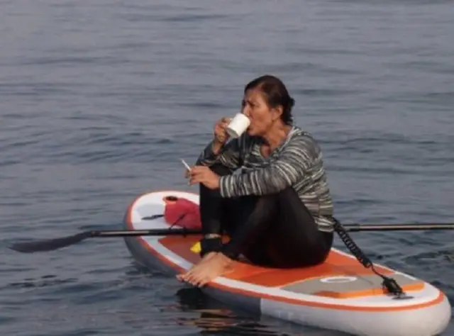 Susi oo qaxwo iyo sigaar ku dul cabaysa doon yar oo sabanaysa