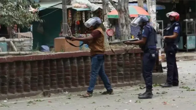 নারায়ণগঞ্জ শহরে বিএনপি কর্মীদের সাথে পুলিশের সংঘর্ষ হয়েছে গত বৃহস্পতিবার।