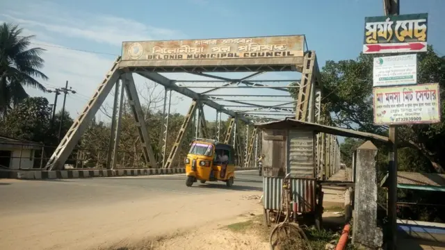 বিলোনিয়া শহরে মুহুরি নদীর ওপরে সেতু