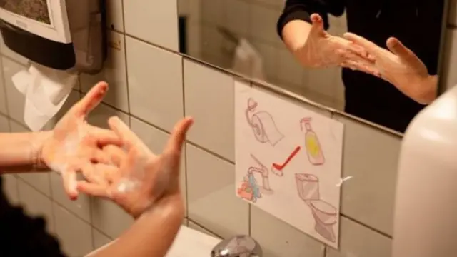 हातका सबै भागमा राम्ररी मिचेर धुनुपर्ने स्वास्थ्यकर्मीले सुझाव दिन्छन्