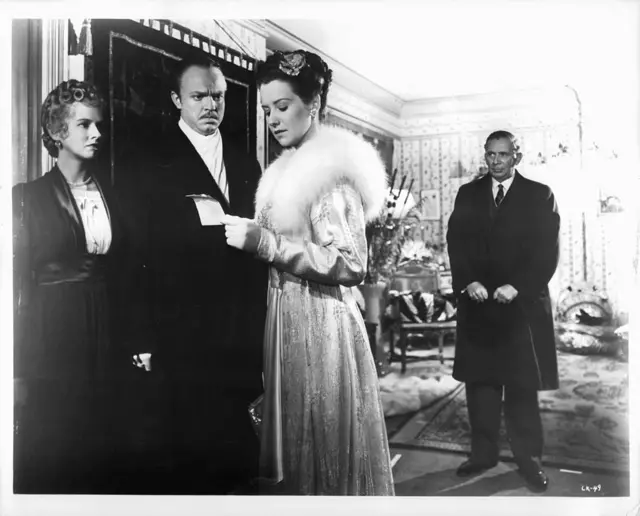 مشهد يجمع كين بزوجته الأولى إميلي لدى اكتشافها أنه على علاقة بالمغنية سوزان ألكسندر