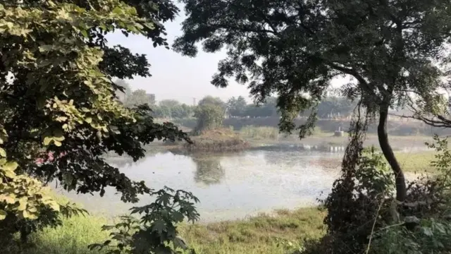 கோயிலுக்கு அருகில் அமைந்துள்ள குளத்தில் குளித்தால் தோல் நோய்கள் குணமாகும் என்ற நம்பிக்கை உள்ளது