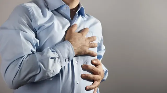 Hombre tocándose el corazón