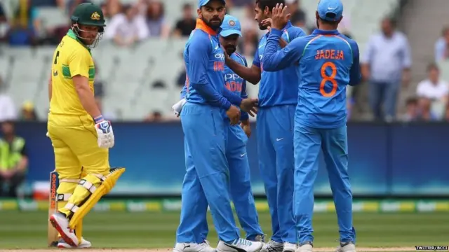 एरॉन फिंच के आउट होने पर जश्न मनाते भारतीय खिलाड़ी