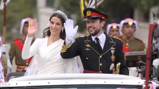 زوج جوان در خیابان مورد استقبال مردم قرار گرفتند