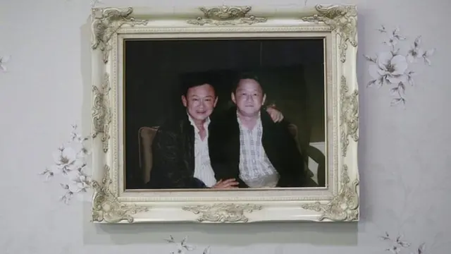 ภาพถ่ายคู่กันระหว่าง ทักษิณ ชินวัตร กับ ประเสริฐ ถูกติดตั้งไว้ภายในสำนักงานพรรคเพื่อไทย อ. สีคิ้ว