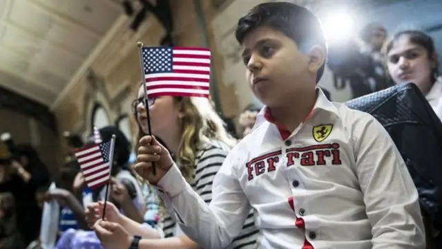 Дитина із американським прапором