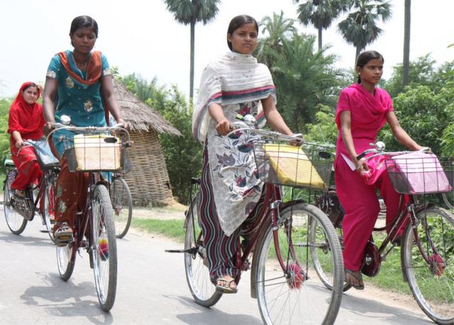 Niñas en bicicleta en el estado de Bihar, en India.