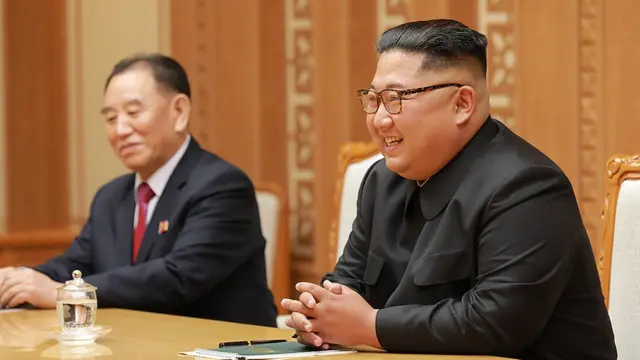 북한 김정은 국무위원장이 5일 특별사절단과 대화를 나누며 웃고 있다