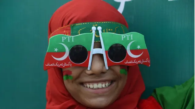 جلسہ گاہ سے براہِ راست دیکھائے جانے والے مناظر میں دیکھا جا سکتا ہے کہ کئی ہزار کارکن پہنچ چکے ہیں اور جلسے کا پنڈال سج چکا ہے۔