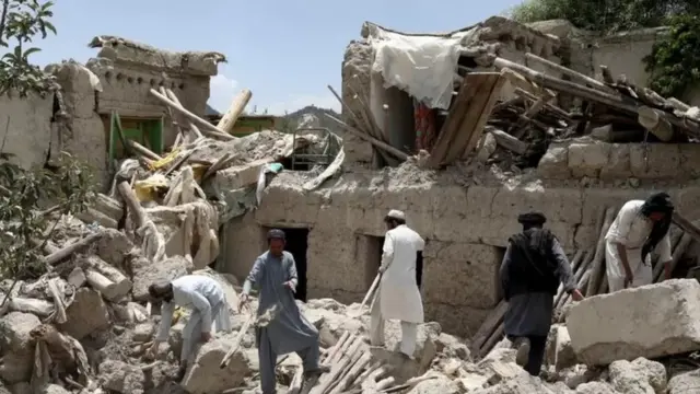 भूकंपानंतर घरांच्या ढीगाऱ्याखाली लोकांचा शोध घेताना नागरिक