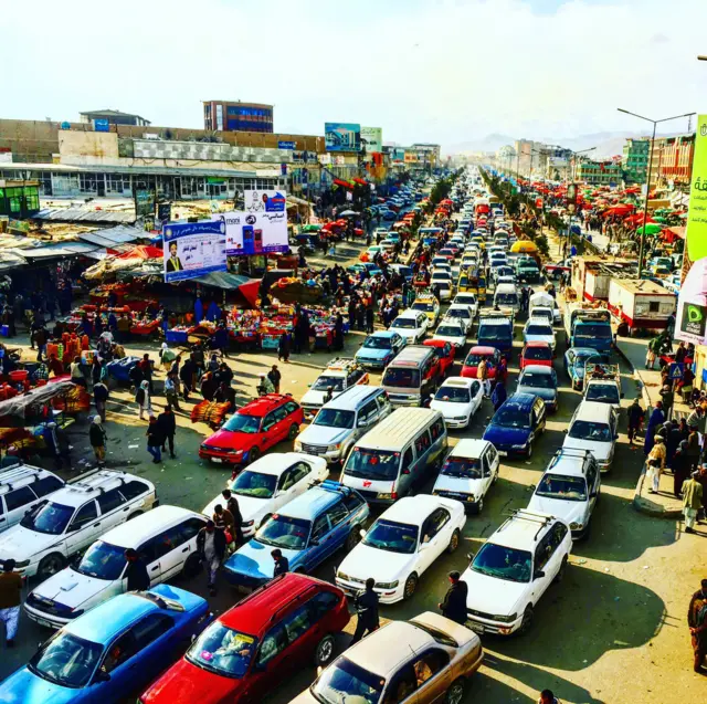 د ورځې اوږدو کې د دولتي مامورینو د لېږدولو پرمهال ښار ګې د ګاډو د ګڼې ګوڼې لامل ګرځېده