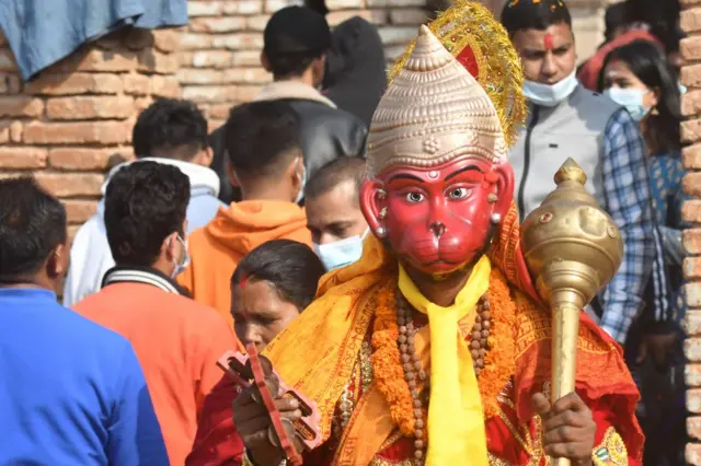 हनुमानको मुकुट लगाएका मानिस