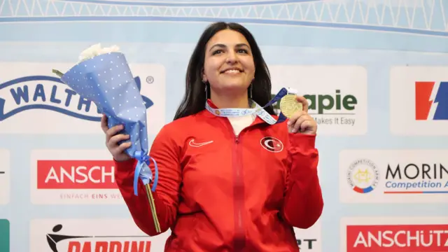 Tarhan Hırvatistan'daki turnuvada kazandığı altın madalya ile poz veriyor. Elinde bir de çiçek var.