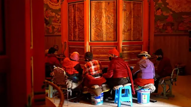 Perempuan, Tibet, Biara
