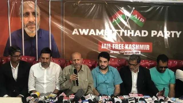 इंजीनियर रशीद (बीच में) जेल से बाहर आने के बार प्रेस कॉन्फ़्रेंस में