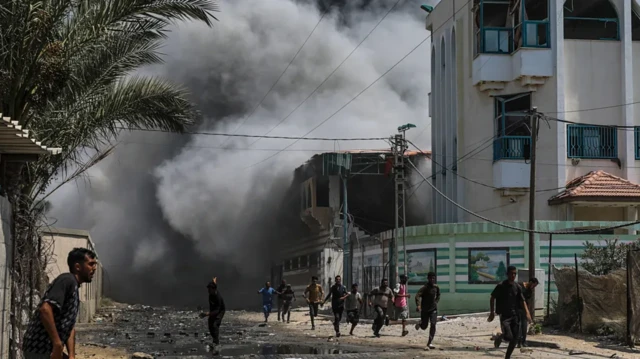 Pessoas correndo após ataquevalsports net apostasGaza