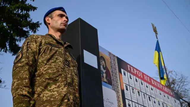 Loltuu miseensi waraanaa Yukireen tokko Yukireen magaalaa Cheernihiv keessatti sirna yaadannoo loltoota du'anii bira dhaabbatee 