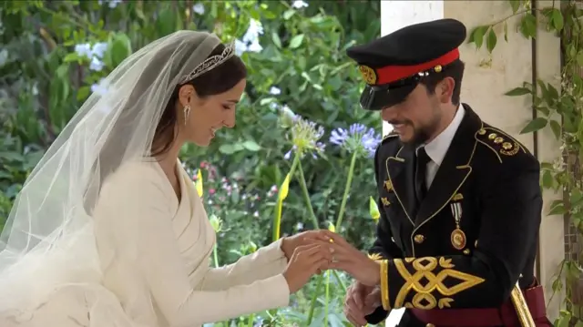 Umugeni n'umukwe bambikana impeta