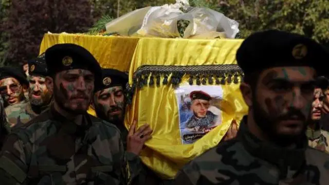 ইসরায়েলের সাথে সংঘাতে নিহত সহকর্মীর মরদেহ বহন করে নিয়ে যাচ্ছে হেজবুল্লাহ যোদ্ধারা।