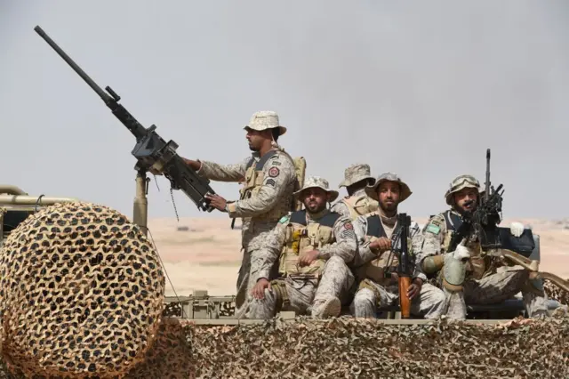 Vikosi maalum vikitumbuiza wakati wa mazoezi ya kijeshi ya Kaskazini mwa Thunder huko Hafar al-Batin, kilomita 500 kaskazini-mashariki mwa Mji Mkuu wa Saudi Riyadh mnamo Machi 10, 2016.