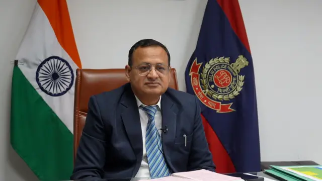 दिल्ली पुलिस की इंटेलिजेंस फ़्यूज़न एंड स्ट्रेटेजिक ऑपरेसंश यूनिट के ज्वाइंट पुलिस कमिश्नर रजनीश गुप्ता कहते हैं कि डिजिटल अरेस्ट जैसा कुछ होता नहीं है, लोग साइबर ठगों के झांसे में आ जाते हैं.