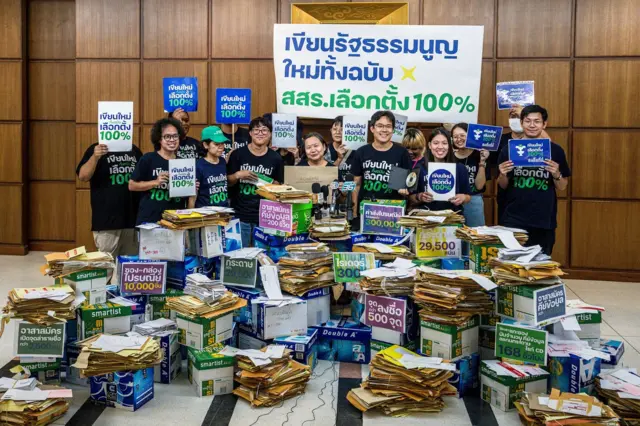 กลุ่มประชาชนร่างรัฐธรรมนูญนำรายชื่อ 205,739 รายชื่อ ยื่นต่อ กกต. เพื่อเสนอคำถามประชามติจัดทำรัฐธรรมนูญฉบับใหม่ เมื่อ 30 ส.ค. 