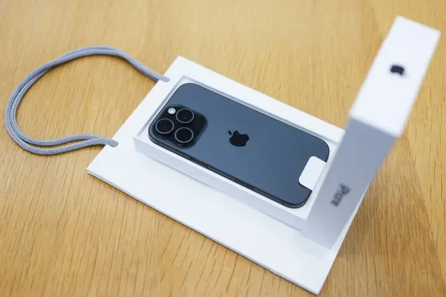Un teléfono iPhone en una caja blanca