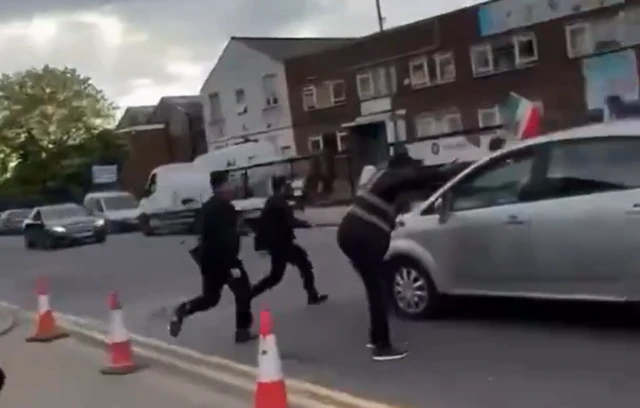 صحنه ای از فیلمی که درگیری ها را نشان می دهد