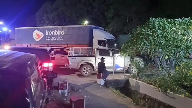 Antrean kendaraan di SPBU di Kayuagung.