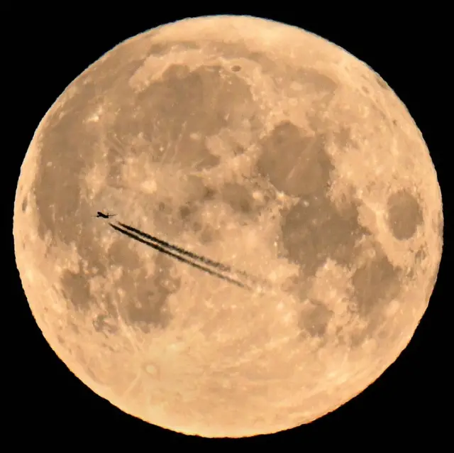 Закат «Розовой луны» в апреле в Стоунхендже перед рассветом в четверг через несколько часов после запуска миссии НАСА «Артемида-2».