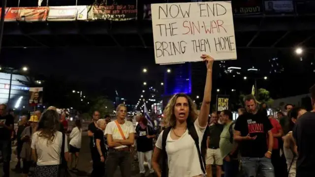 Muandamanaji mjini Tel Aviv akiwa ameshikilia bango