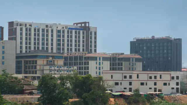 ရွှေကုက္ကိုမြို့ထဲက အထပ်မြင့်အဆောက်အဦတွေ (ပုံဟောင်း)