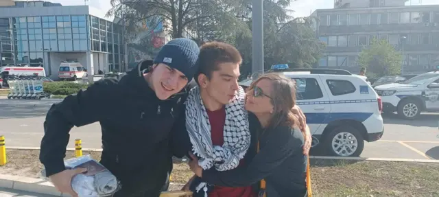 Ognjen Marković (u sredini) sa majkom (desno) i prijateljem (levo)